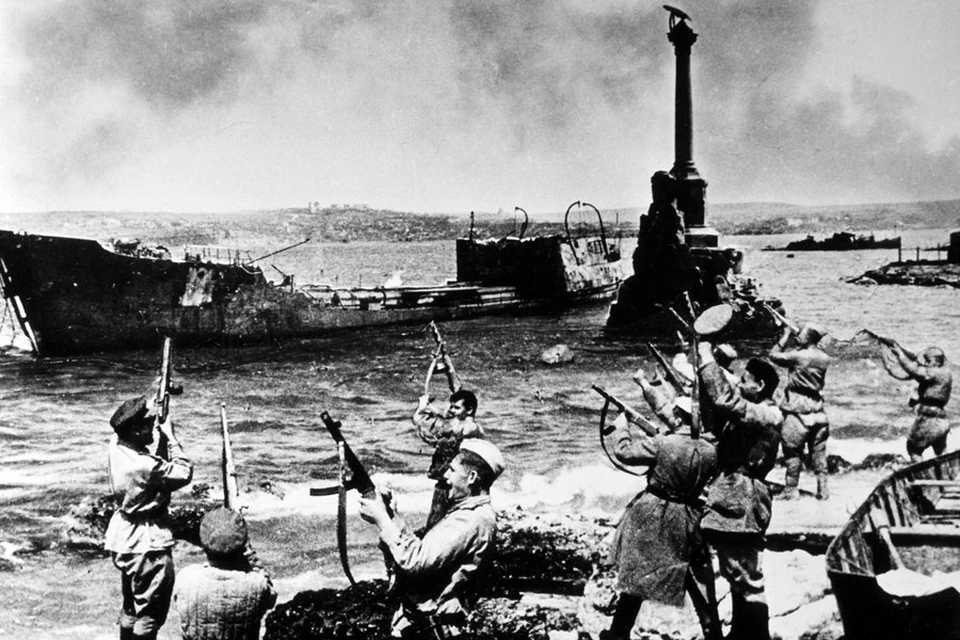 Советские солдаты празднуют освобождение Севастополя/Фото: Архив