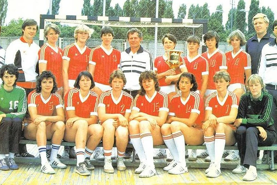 1987 год, клуб Тарасикова (сам Александр Иванович в центре) с кубком Кубков. Фото: ГК "Кубань"