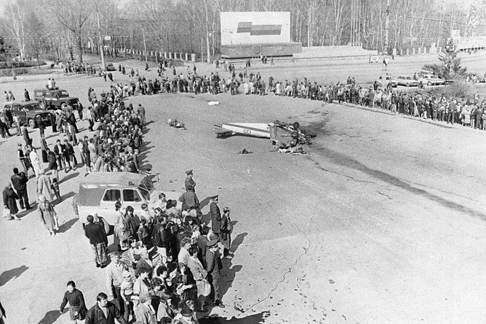Самолет упал прямо на толпу людей Фото: Аркадий Чернышев