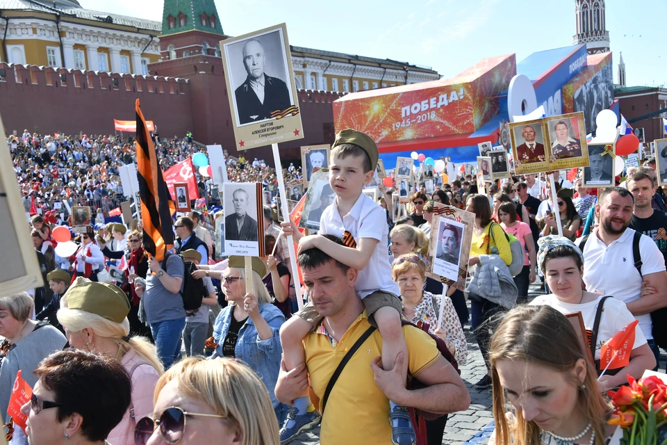 Все больше москвичей по зову сердца выходят 9 мая на улицы, чтобы вместе с детьми почтить память героев.