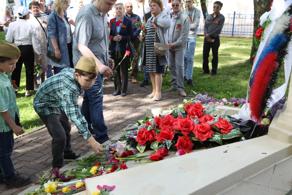 Автоторовцы по традиции возложили цветы к бюсту Александру Космодемьянскому