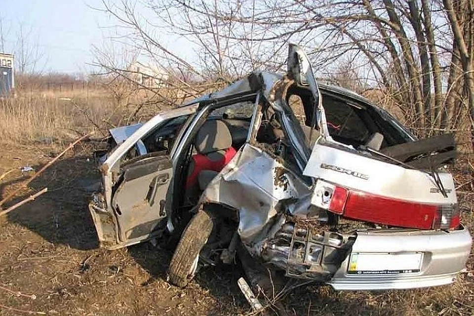 В Дагестане автомобиль врезался в билборд: погибли три человека