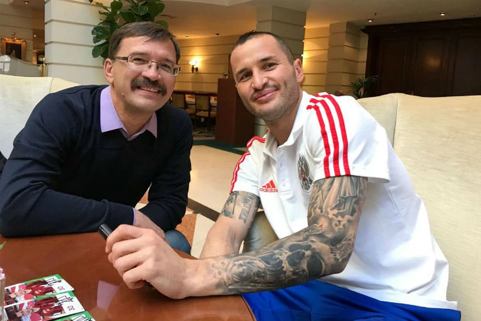 Федор Кудряшов (справа) на встрече с отцом перед матчем с Бразилией. Фото: личный архив Василия Кудряшова.