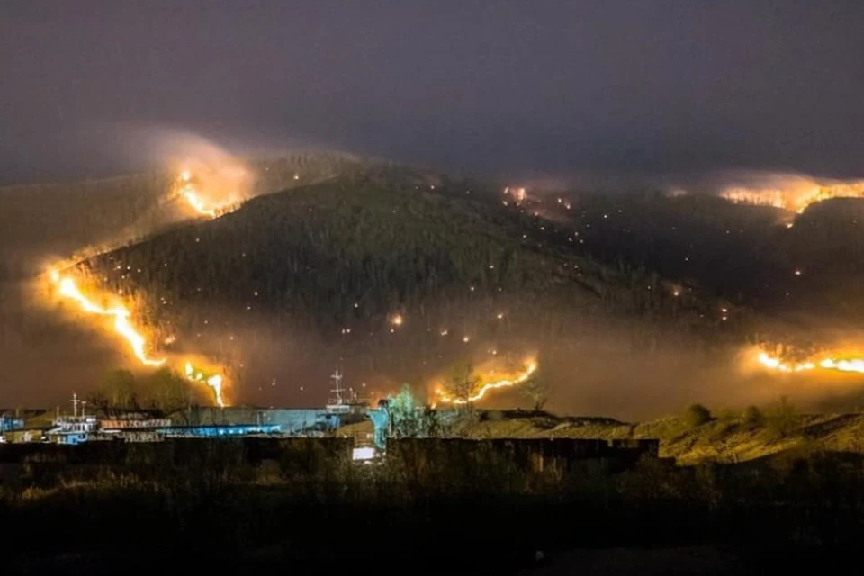 Страшно красиво: Жуткие фотографии горящих лесов в Комсомольске напугали общественность. ФОТО: Артем Зарубин