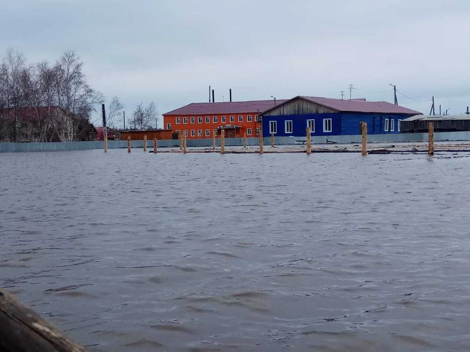 Многие населенные пункты в Якутии затопило паводковыми водами.