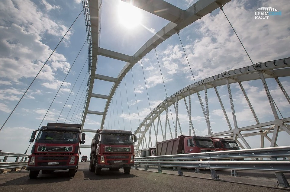 Разрешенная скорость движения по мосту 90 километров в час. Фото: Инфоцентр "Крымский мост"