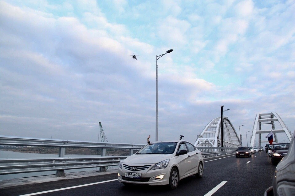 Первые автомобили поехали по Крымскому мосту 16 мая