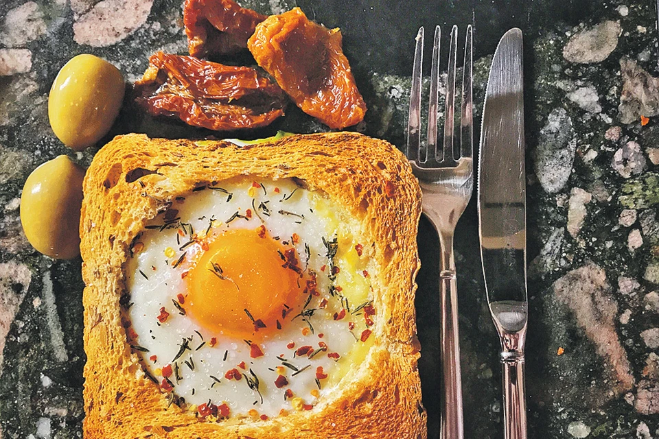 Тостовый хлеб с яйцом. Яичница в хлебе. Завтрак с хлебом. Глазунья в хлебе. Завтрак яичница в хлебе.