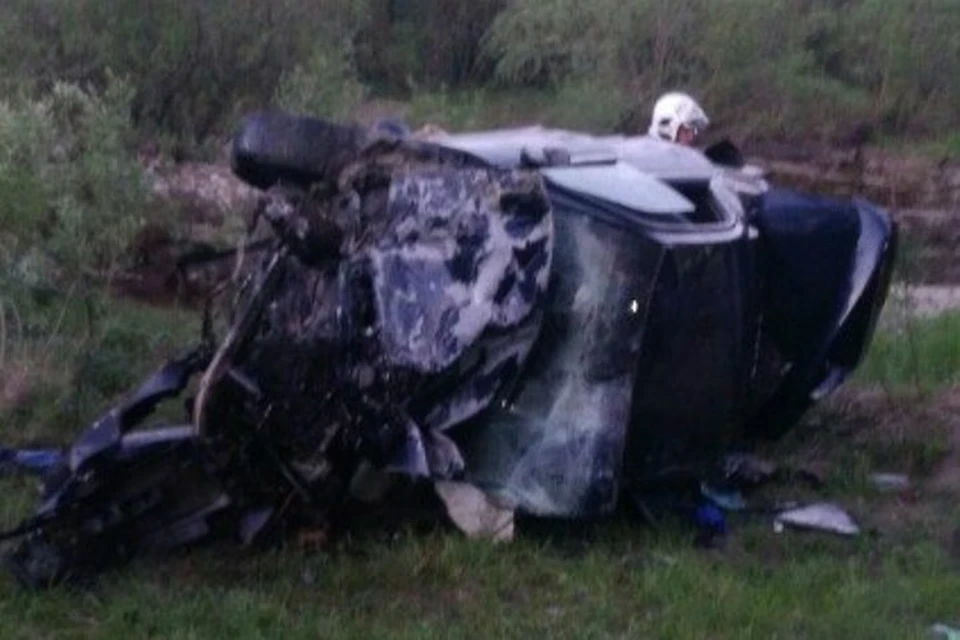 В Иркутске после падения автомобиля "Тойота Марк 2" с моста выжили лишь четверо человек из шести, что были в салоне. Фото: соцсети