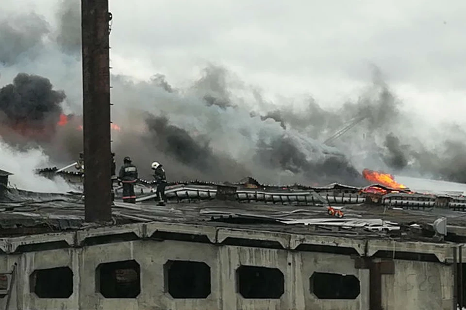 Продовольственный склад в Иркутске мог загореться из-за нарушений требований пожарной безопасности. Фото: группа "ДТП 38 RUS"