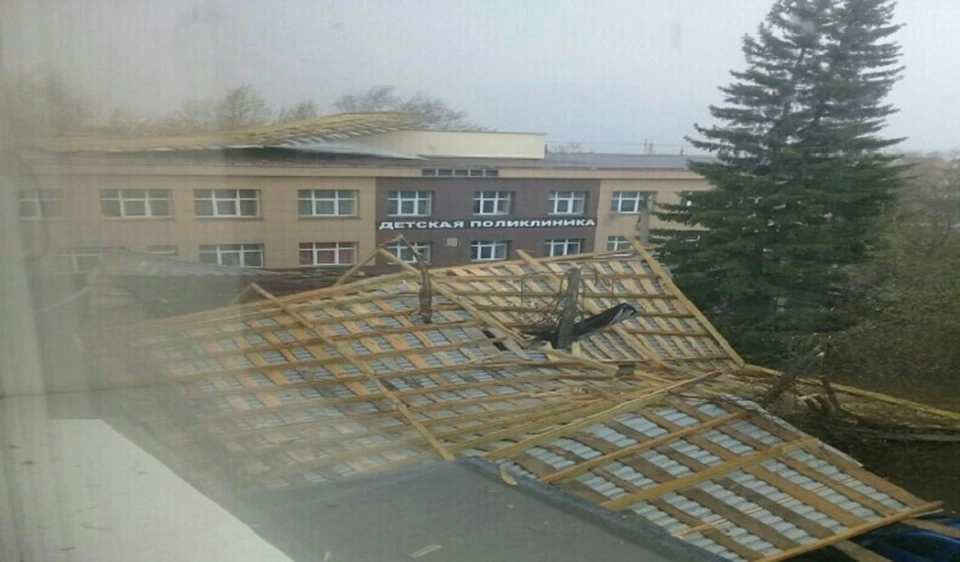 В Екатеринбурге и области ветер посрывал крыши