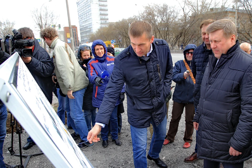 Анатолий Локоть оценил ход работ по программе «Безопасные и качественные дороги». Фото пресс-центра мэрии Новосибирска