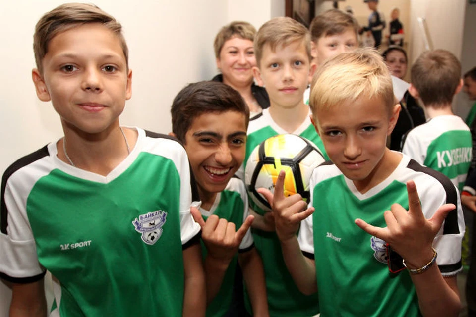Иркутские мальчишки, которые хотят сняться в одном фильме со звездой футбола Андреем Ещенко.