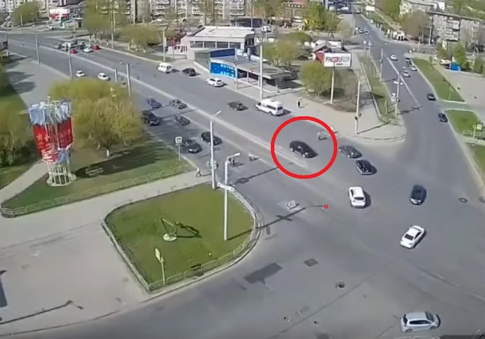 BMW вылетела на встречную полосу и протаранила три машины. Кадр из видео.