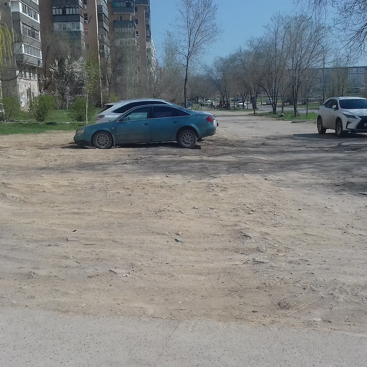 Автолюбители Волжского жалуются на штрафы за парковку на зеленой зоне -  KP.RU