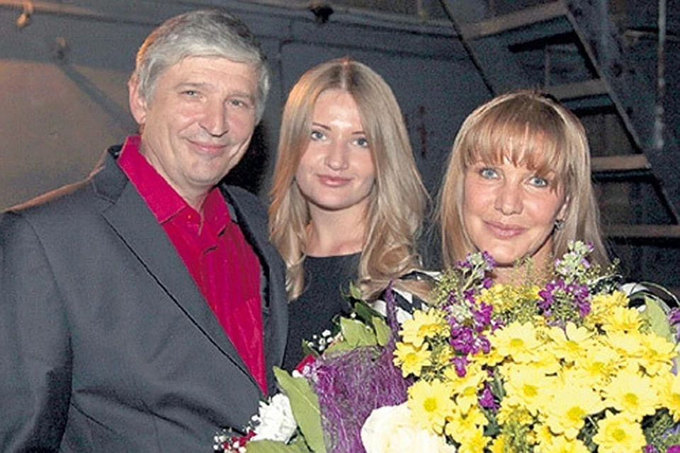 Елена Проклова с мужем Андреем Тришиным. В центре - их дочь Полина