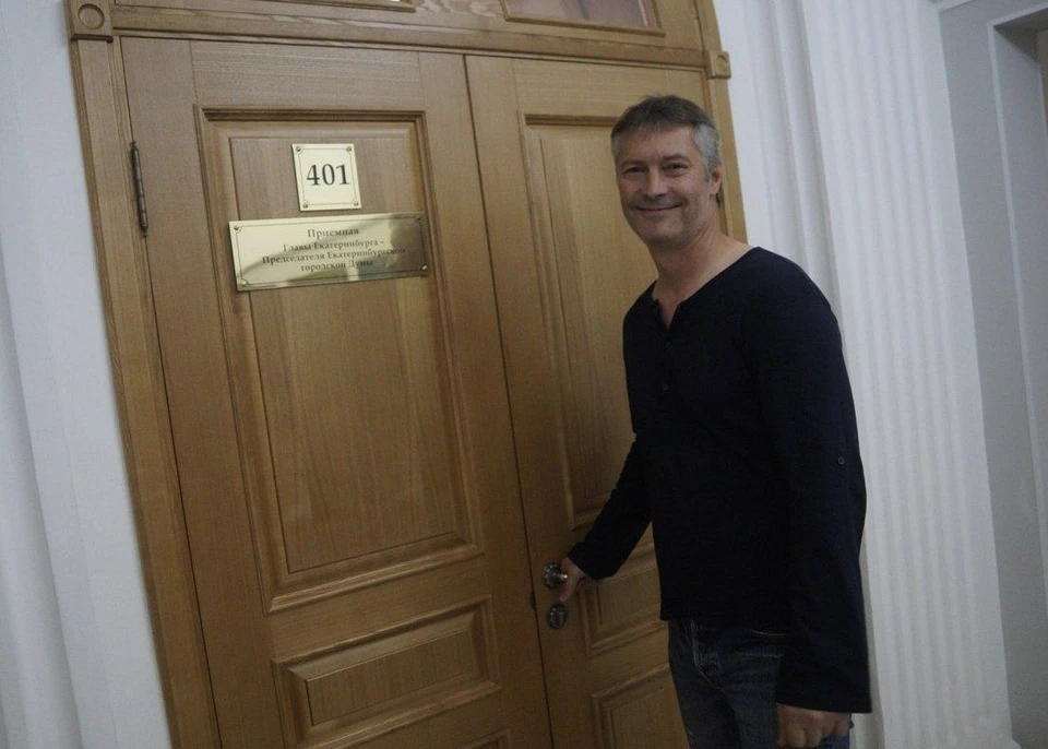 Евгений Ройзман покидает свой кабинет главы города.