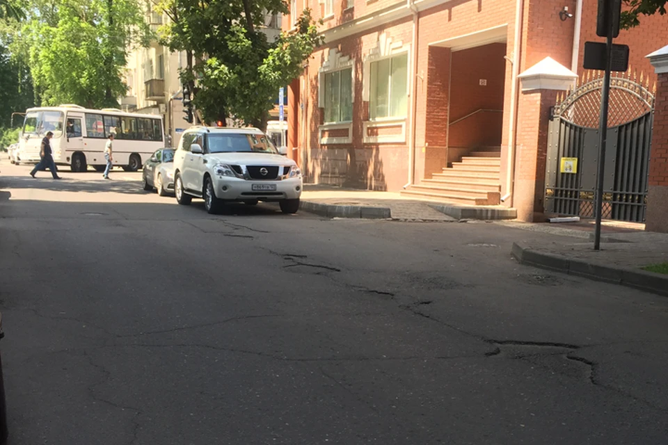 Краснодар, улица Гимназическая. Здесь еще пару месяцев назад латали дыры...