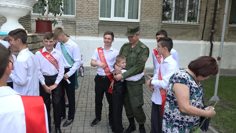Заместитель командующего Вооруженными Силами ДНР Эдуард Басурин часто приезжает в этот интернат