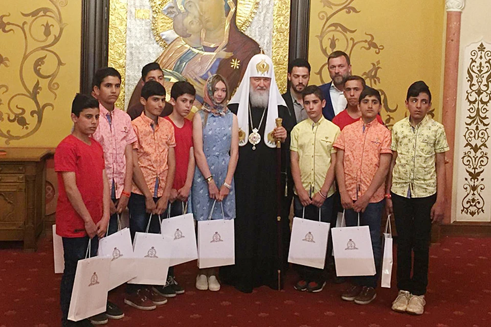 Получив из рук Святейшего большие пакеты с подарками, дети устроили ответный сюрприз - спели на хорошем русском "Катюшу"