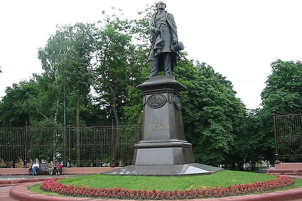 Памятник тютчеву. Памятник Тютчеву в Брянске. Памятник города Брянска Тютчева. Памятник ф.и. Тютчеву (Москва). Памятник Фёдору Тютчеву.