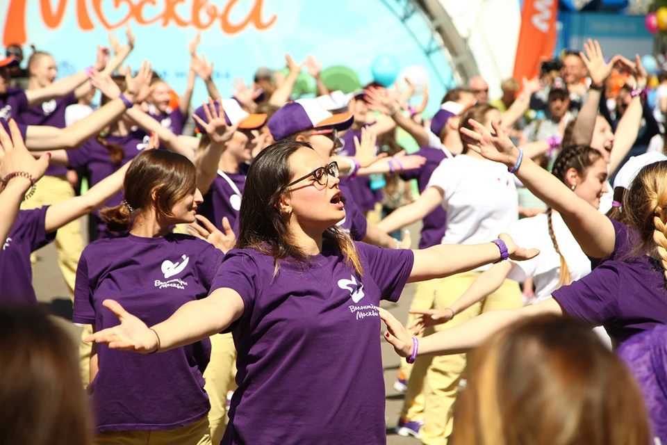 Волонтеры Москвы приняли участие в массовом флешмобе и станцевали под свой гимн Фото: Любовь Рубцова