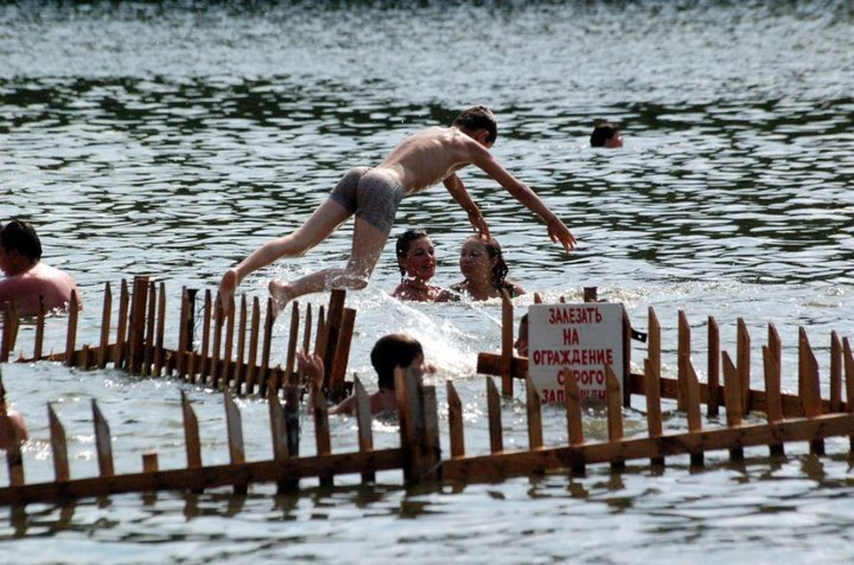 Купаться в мае в россии. Купание в водоемах. Лето купаться. Люди купаются. Купание на речке.