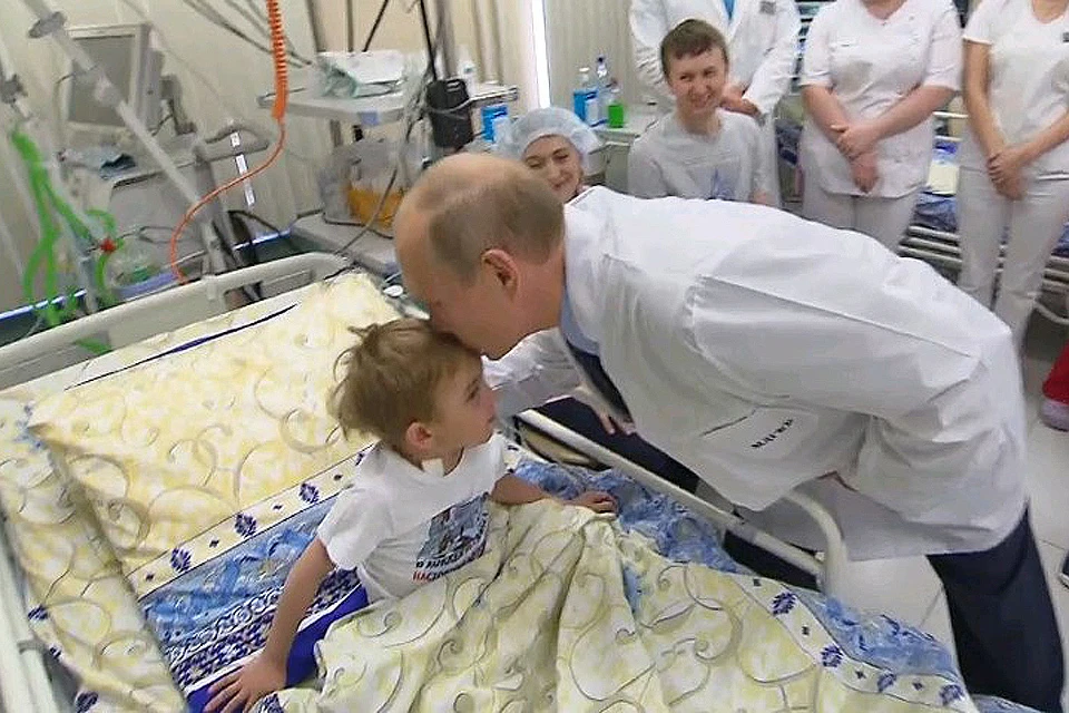 На прощание президент поцеловал пациента Морозовской больницы мальчика Савелия и пожелал скорейшего выздоровления.