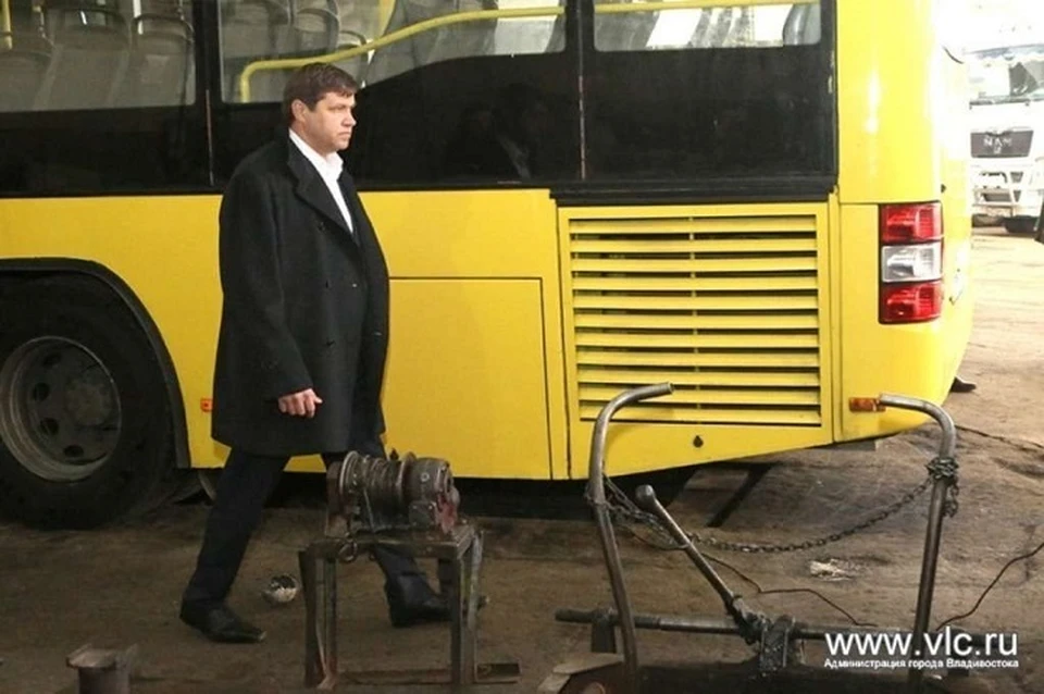 По словам мэра, из 160 муниципальных автобусов в строю сейчас находится только половина. Фото: vlc.ru