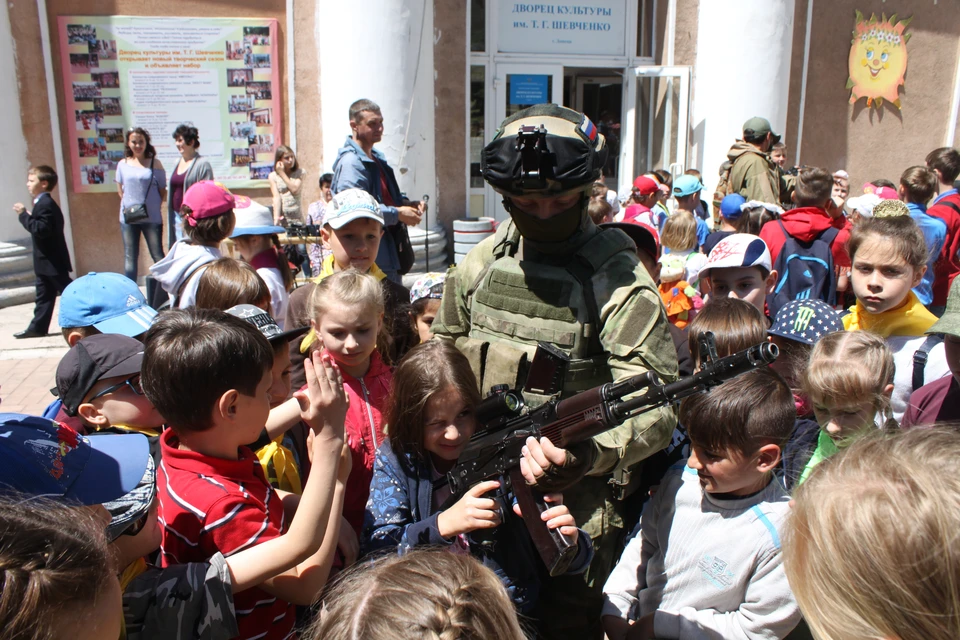 Спецназовцы устроили праздник для детей на Октябрьском