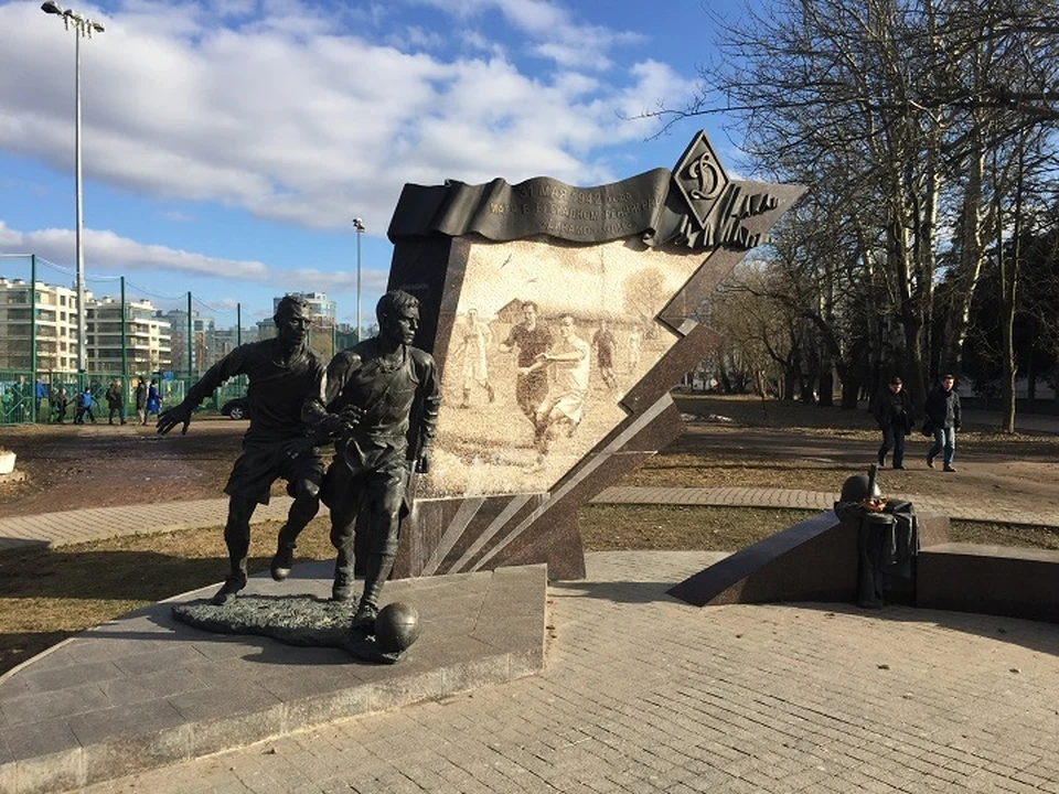 Памятник блокадному матчу на стадионе «Динамо».