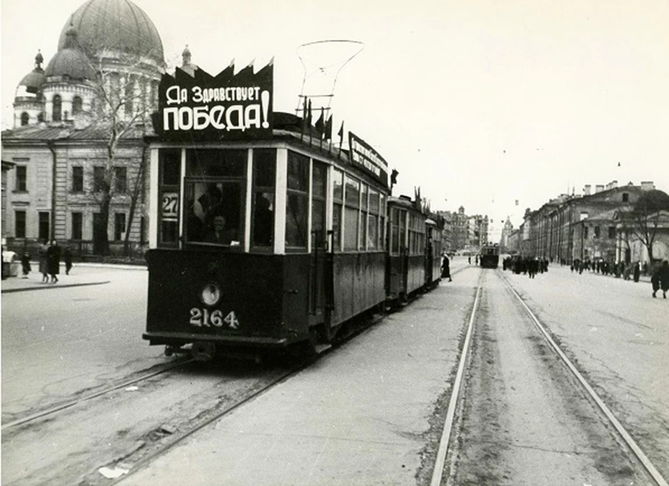 Празднично украшенный трамвай в честь победы.