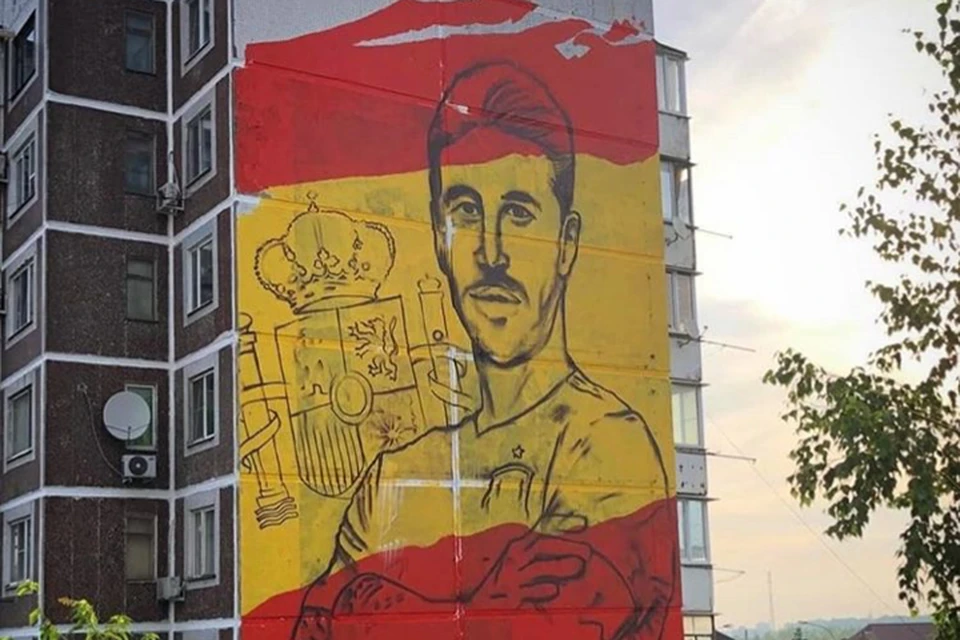Портрет Серхио Рамоса на фасаде краснодарской девятиэтажки. Фото: typodar24