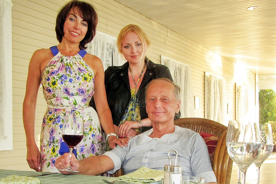Писатель Михаил Задорнов с дочкой и супругой Еленой. Фото из личного архива
