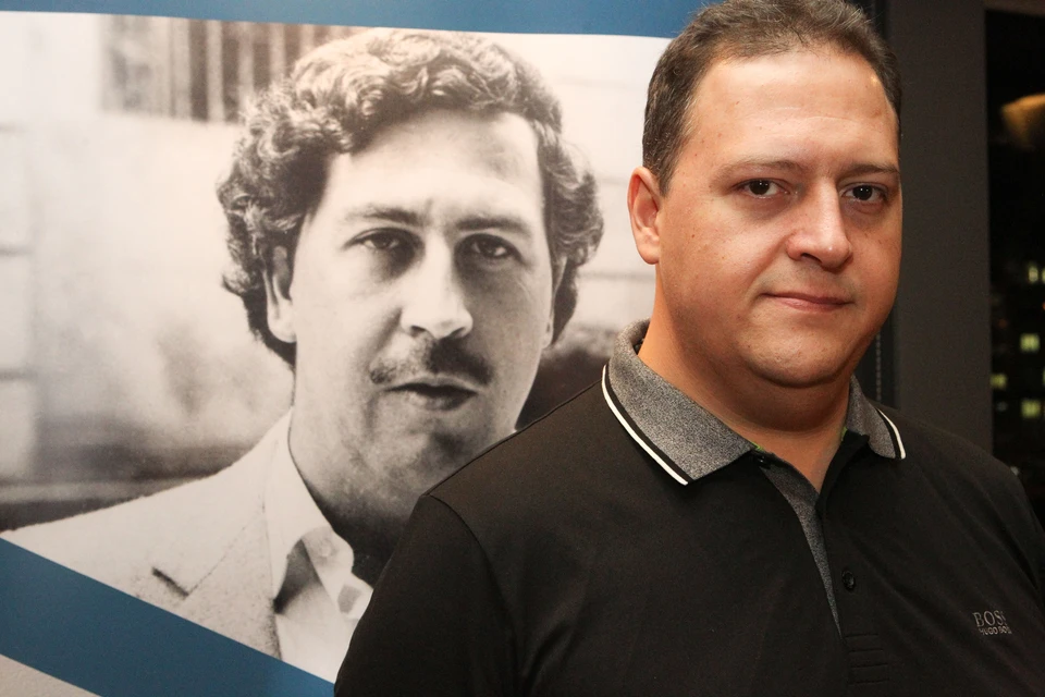 Сын знаменитого наркобарона Хуан Себастьян Маррокин Сантос у портрета отца.