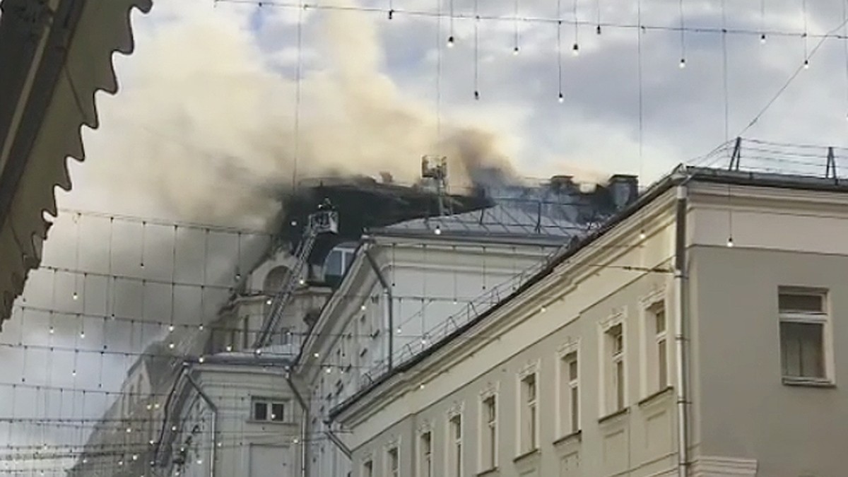 В центре Москвы загорелся Дом педагогической книги, памятник архитектуры -  KP.RU