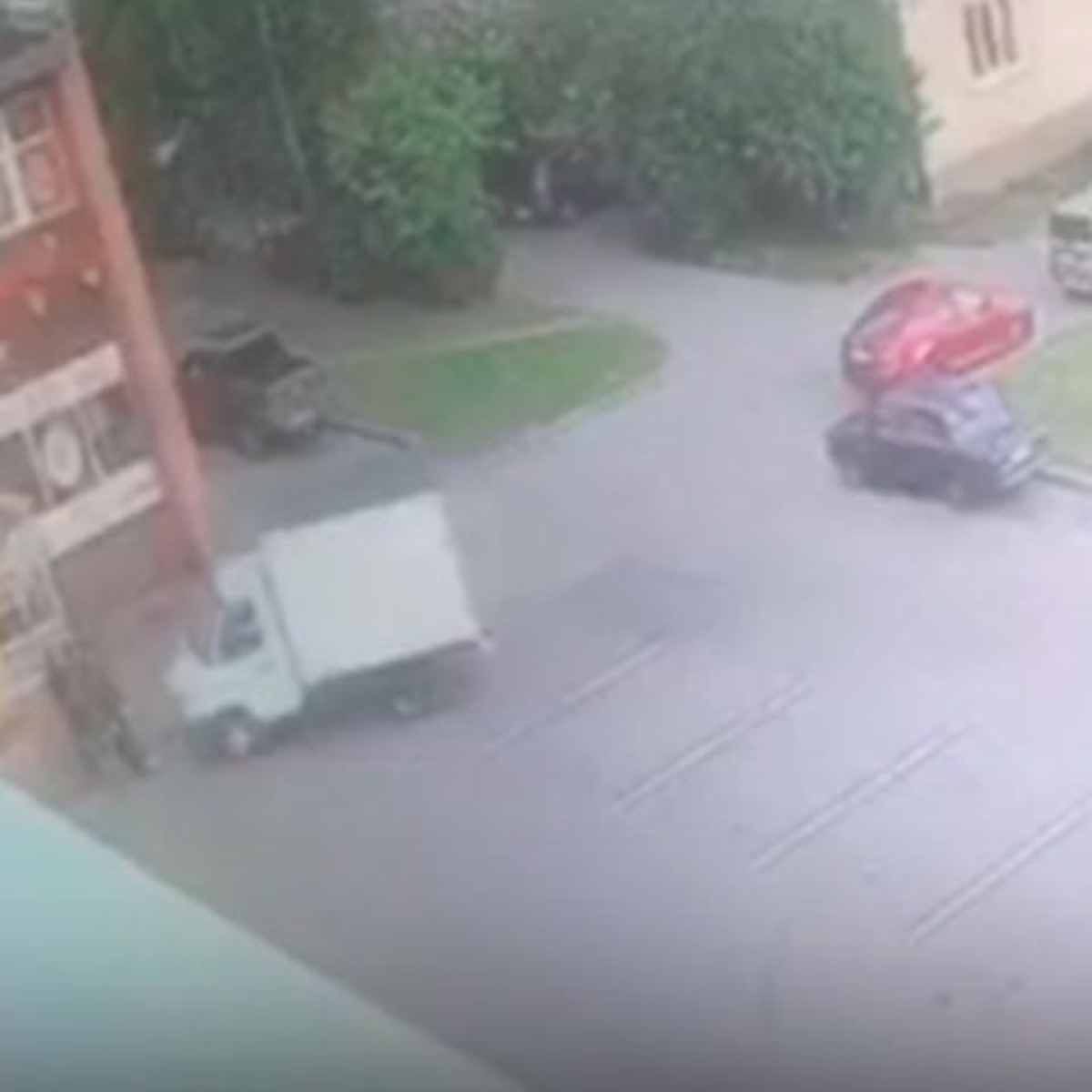 Появилось видео наезда грузовика на толпу людей у бара в Ломоносове - KP.RU