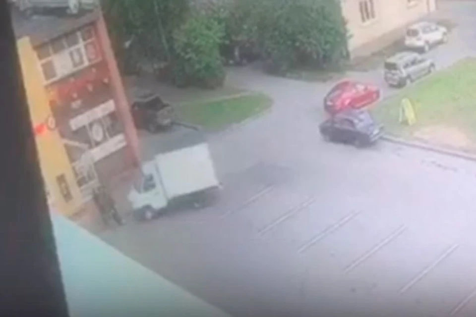 Четыре человека попали под колеса грузовика в городе Ломоносов.