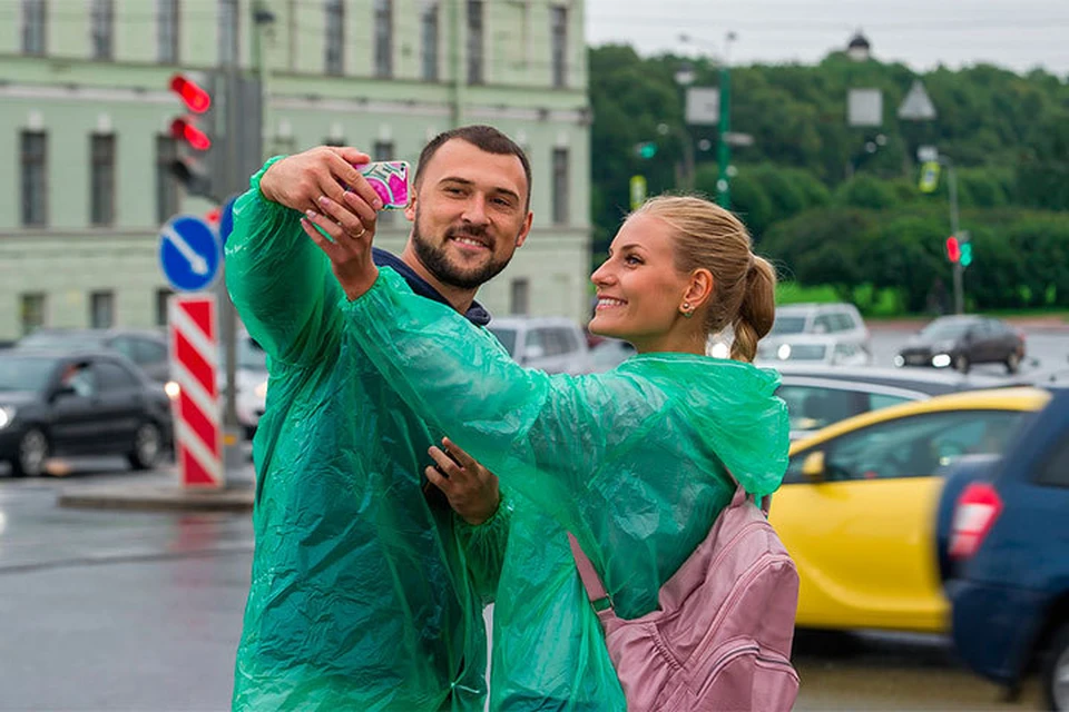 Дождь в Санкт-Петербурге во время матча Россия - Египет 19 июня не отразится на настроении настоящих фанатов.