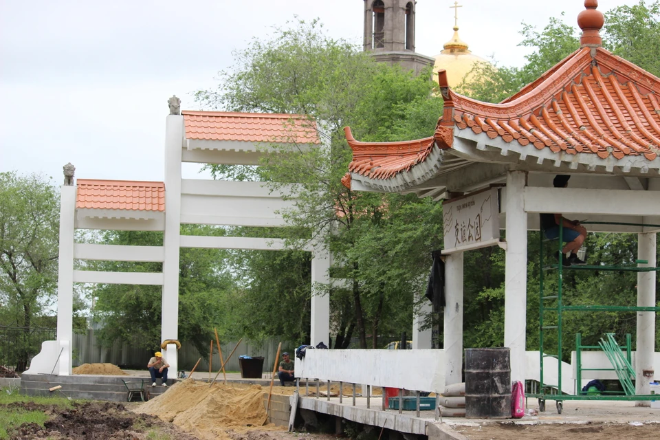 Сейчас рабочие занимаются входом в парк с северной его части, где строится храм. Фото: Анна СЕРБА
