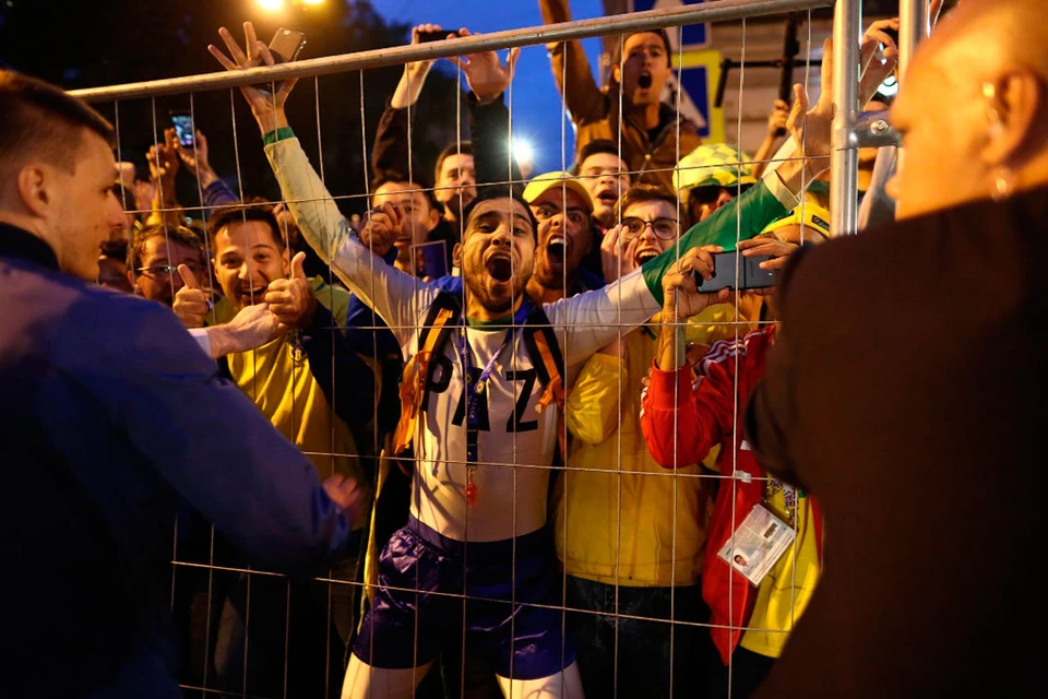 Почти ночной приезд сборной Бразилии закончился праздником у их гостиницы. Фото: twitter.com/CBF_Futebol