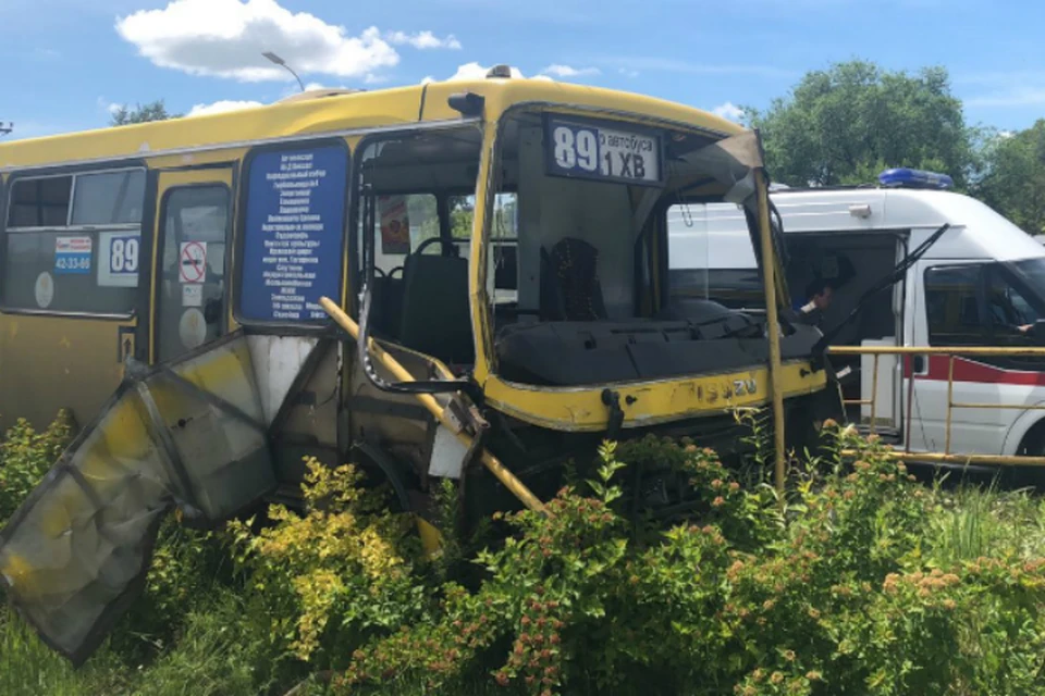 Пассажирский автобус попал в серьезную аварию в Хабаровске