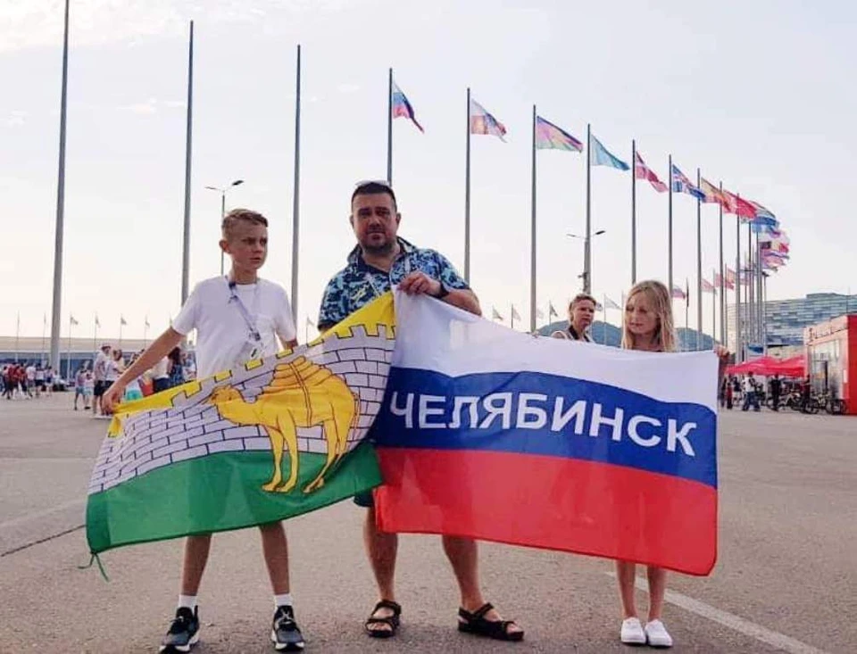 Евгений Мартыненко с детьми и флагами.