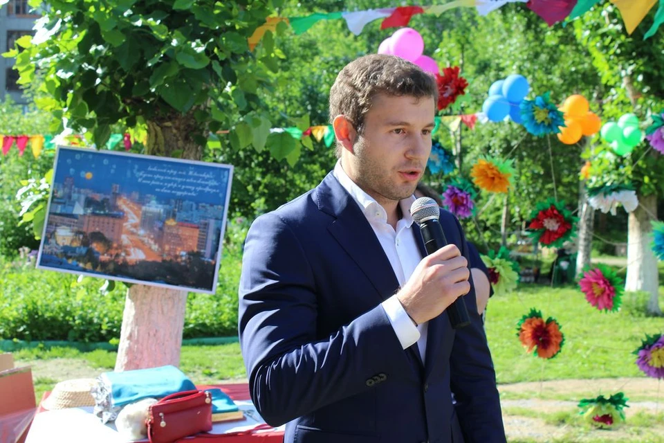 Депутат Совета депутатов города Новосибирска Сергей Кальченко поздравил избирателей с Днем города