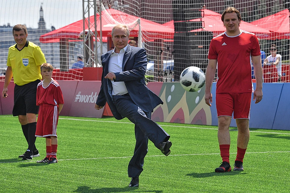 Владимир Путин на Красной площади открыл Парк футбола.