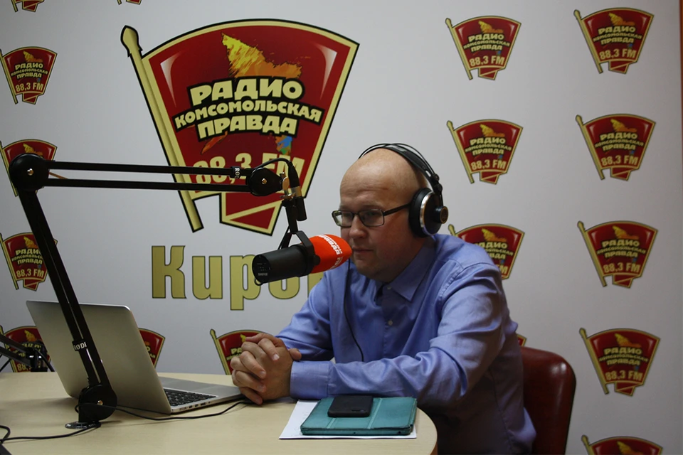 Сергей Носков отвечает на правовые вопросы кировчан в прямом эфире. Фото: Елизавета ЗАХАРОВА