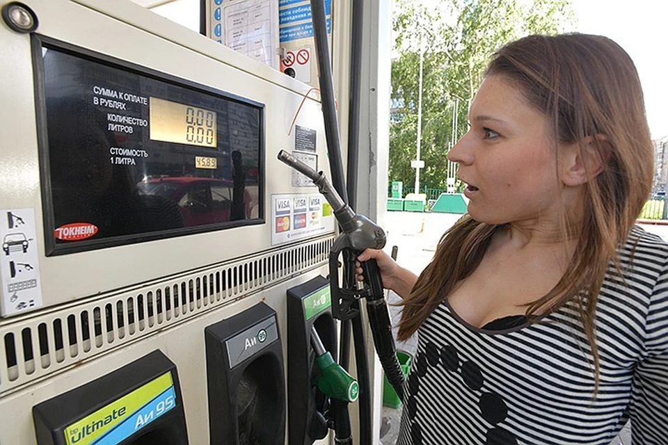 Сначала цены на бензин поднялись, а теперь выяснилось, что еще и недоливают.