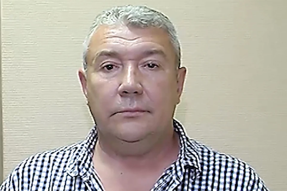 Работник ЧОПа, обеспечивающей охрану банка, находясь в кассовом центре, открыто похитил из кассы 10 миллионов рублей и скрылся