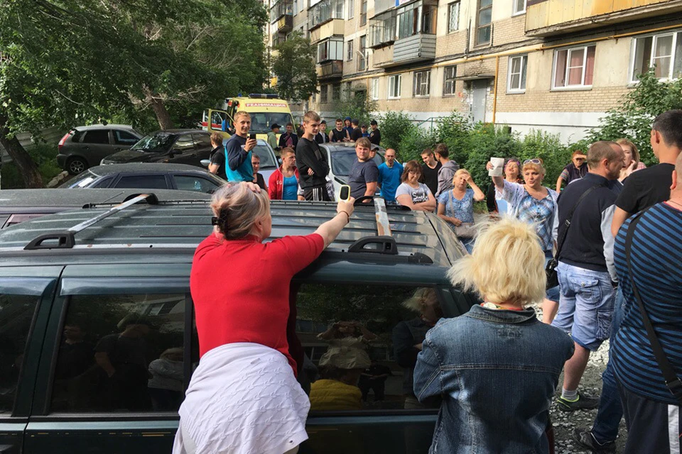 Жильцы спасают свои машины и свой двор. Фото: Светлана Рудометова.