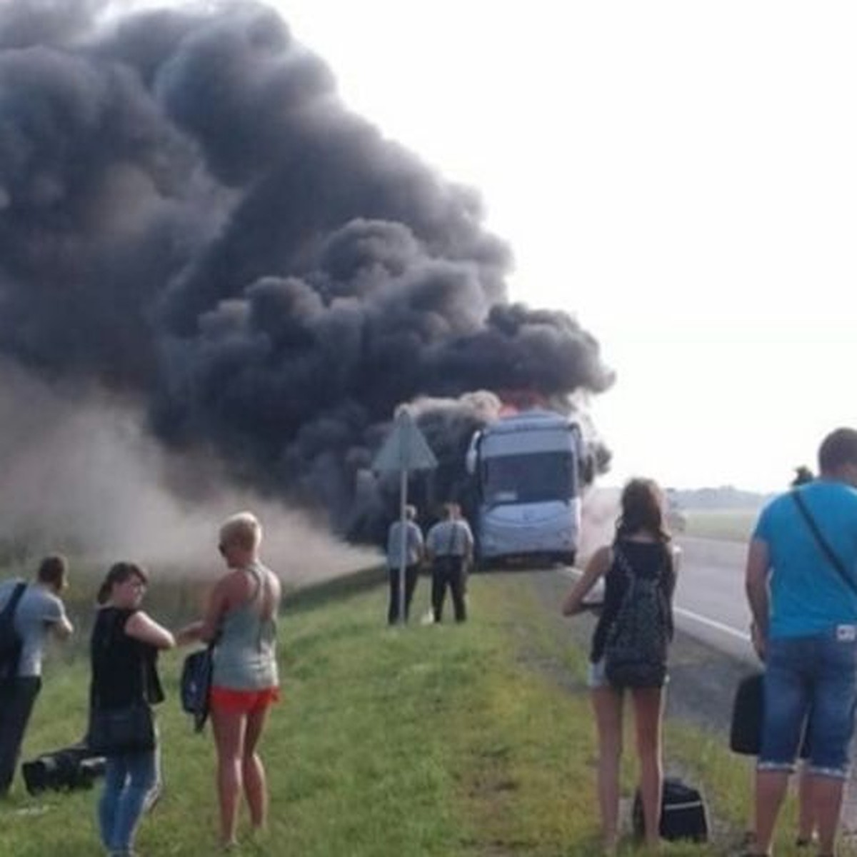 Пассажиры в панике спасались из горящего автобуса Барнаул-Завьялово - KP.RU